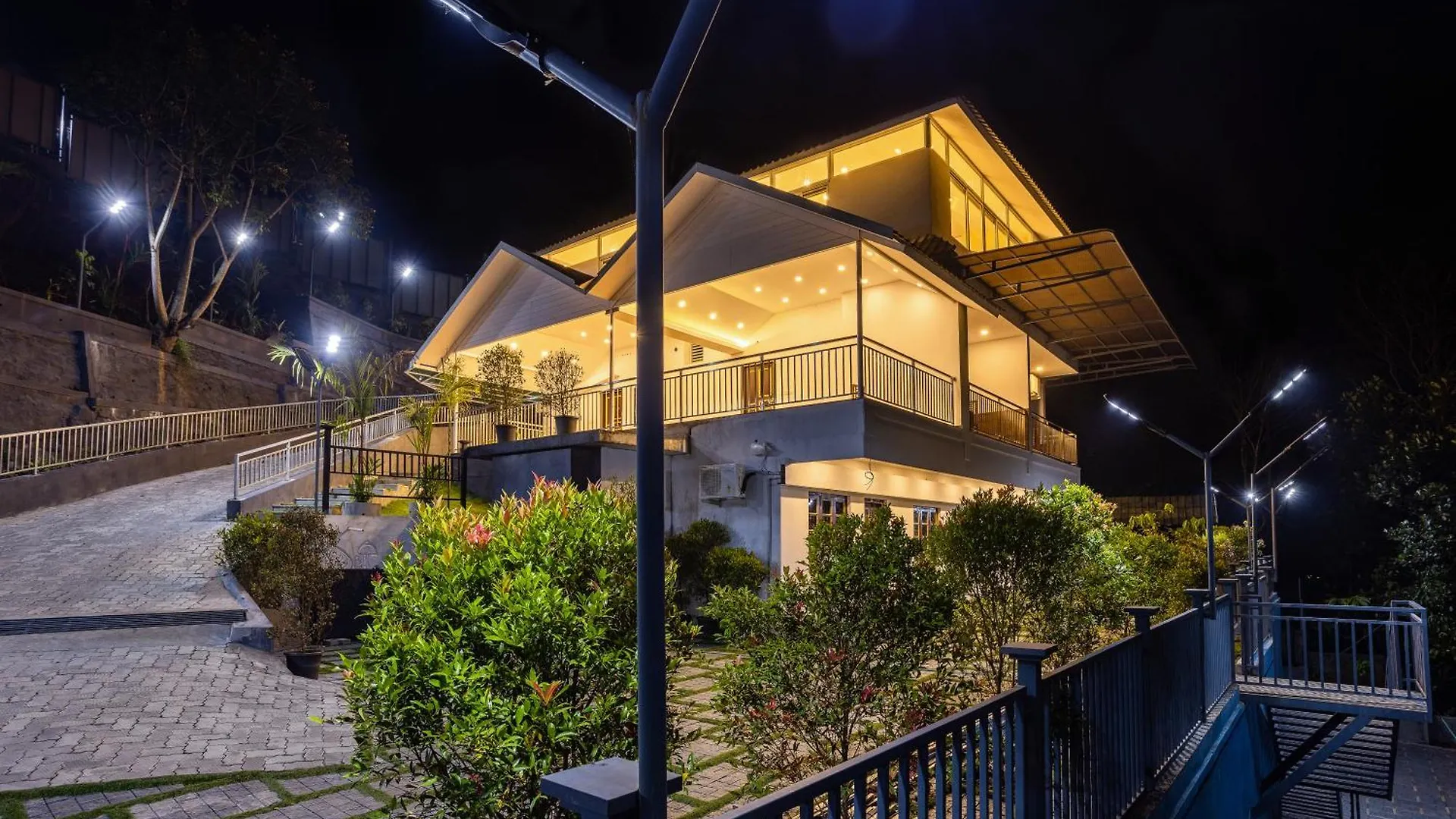 Hotel Star Emirates Luxury Resort And Spa, Munnar Anachal